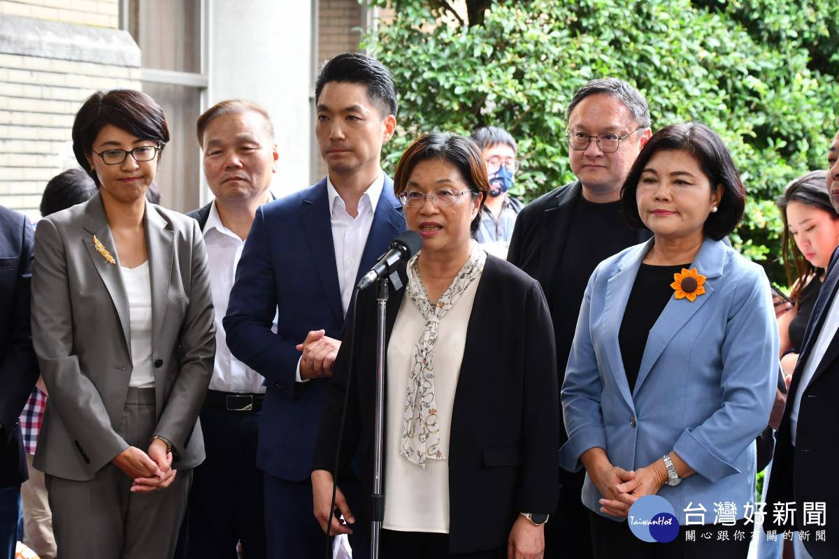 彰化縣長王惠美今天和臺北市長蔣萬安、南投縣長許淑華、雲林縣長張麗善、臺東縣長饒慶鈴、連江縣長王忠銘、臺中市副市長鄭照新、新竹縣副縣長陳見賢、花蓮縣副縣長顏新章、嘉義市主計處長阮鼎元等人一起到行政院發聲，向中央表達對行政院片面且不合法的大幅刪減本縣本年度一般性補助款的不滿與抗議。圖／記者鄧富珍翻攝