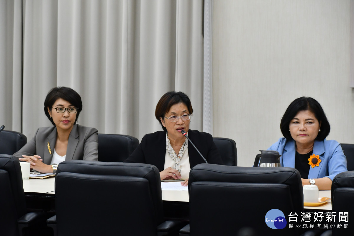 彰化縣長王惠美今天和臺北市長蔣萬安、南投縣長許淑華、雲林縣長張麗善、臺東縣長饒慶鈴、連江縣長王忠銘、臺中市副市長鄭照新、新竹縣副縣長陳見賢、花蓮縣副縣長顏新章、嘉義市主計處長阮鼎元等人一起到行政院發聲，向中央表達對行政院片面且不合法的大幅刪減本縣本年度一般性補助款的不滿與抗議。圖／記者鄧富珍翻攝