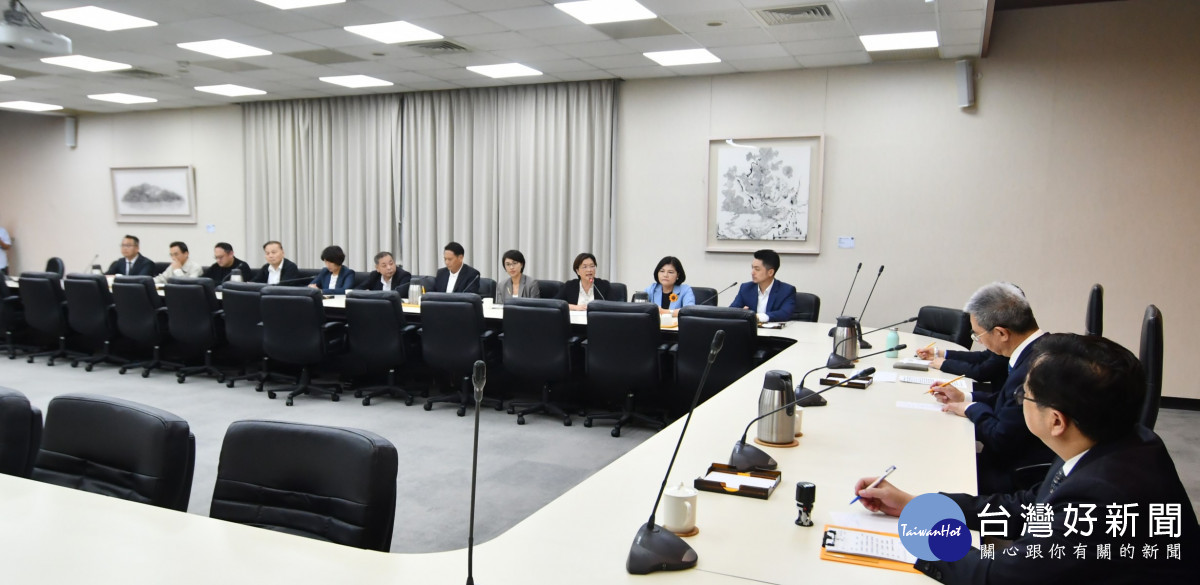 行政院刪減彰化縣一般性補助款51.7億元，王惠美赴行政院遞交訴願書。圖／記者鄧富珍翻攝