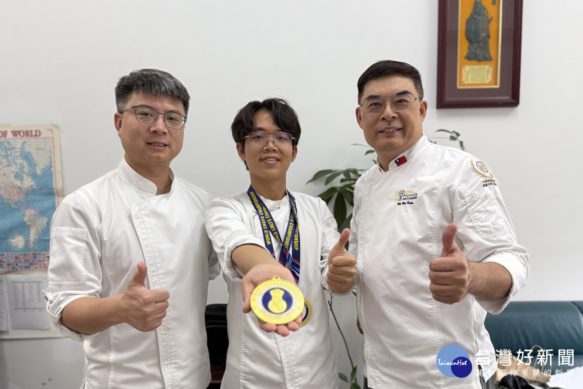 食科系大一學生吳坤達(中)以「台灣之美」作品奪得最高榮譽特金，和指導老師吳武憲（右）、程國恩（左）分享這份榮耀。