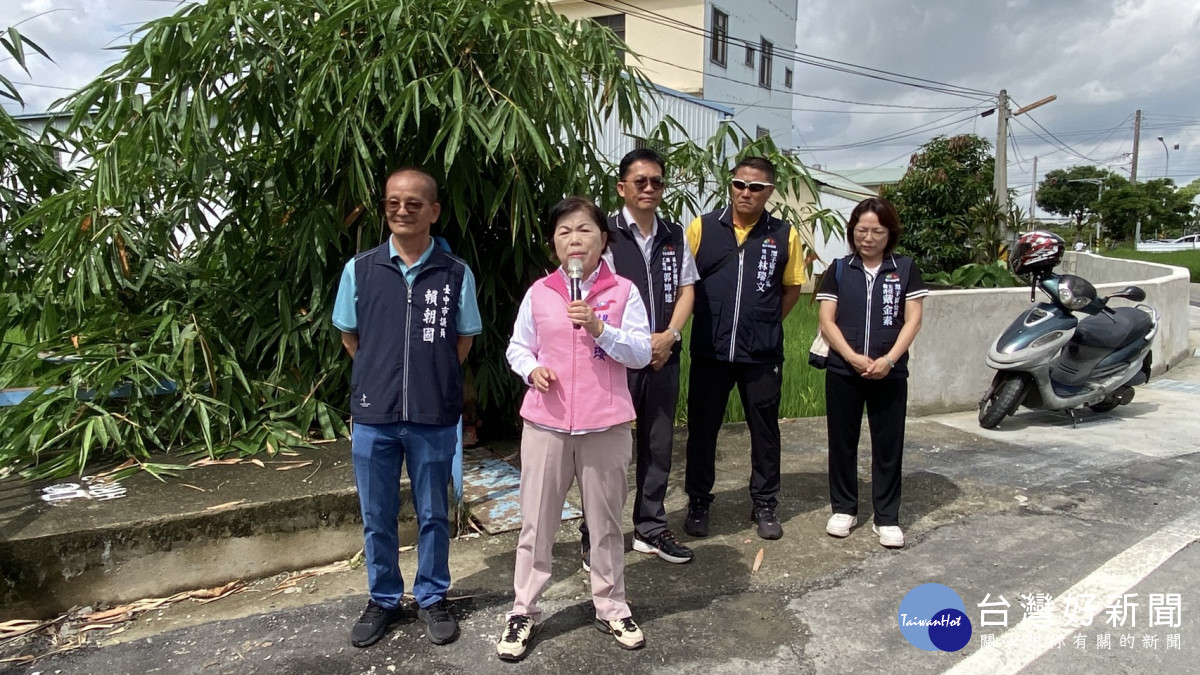 立委楊瓊瓔、市議員賴朝國會勘潭子區嘉豐路219巷，力促橋面拓寬。