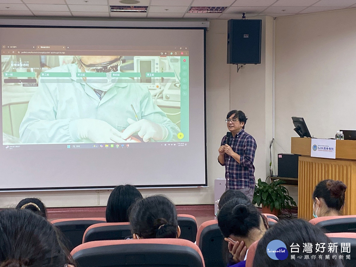 國立政治大學公共行政學系廖興中副教授教導使用ChatGPT擬定藥商的企業誠信守則。(桃療提供)