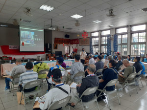 新竹榮家廖社工員實施該家簡介，鼓勵榮民入住。