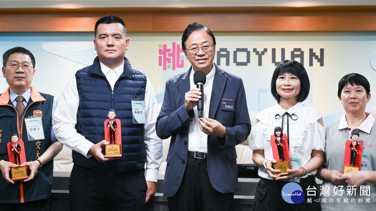 張市長表揚各機關學校績優事務人員。