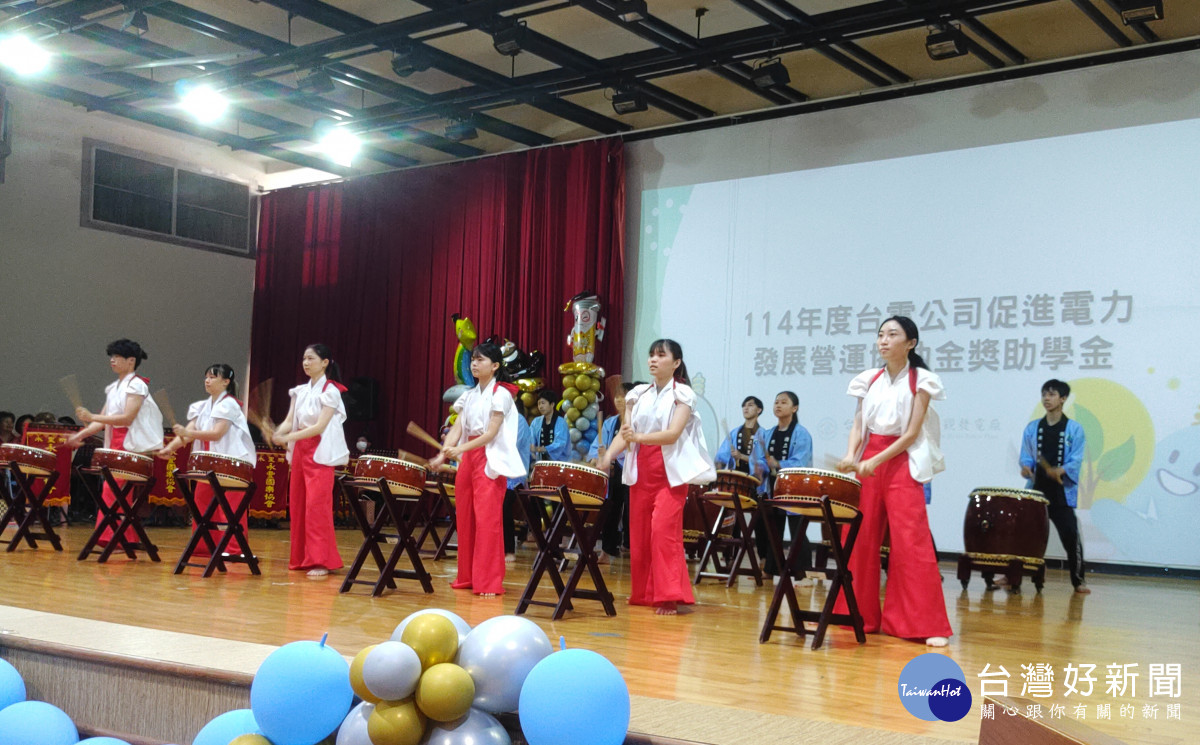 由學生的才藝演出揭開頒獎活動序幕。（記者吳素珍攝）
