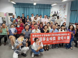 南開科大與草屯玉峰社區的青銀歌唱賽令人懷念。（南開科大提供）