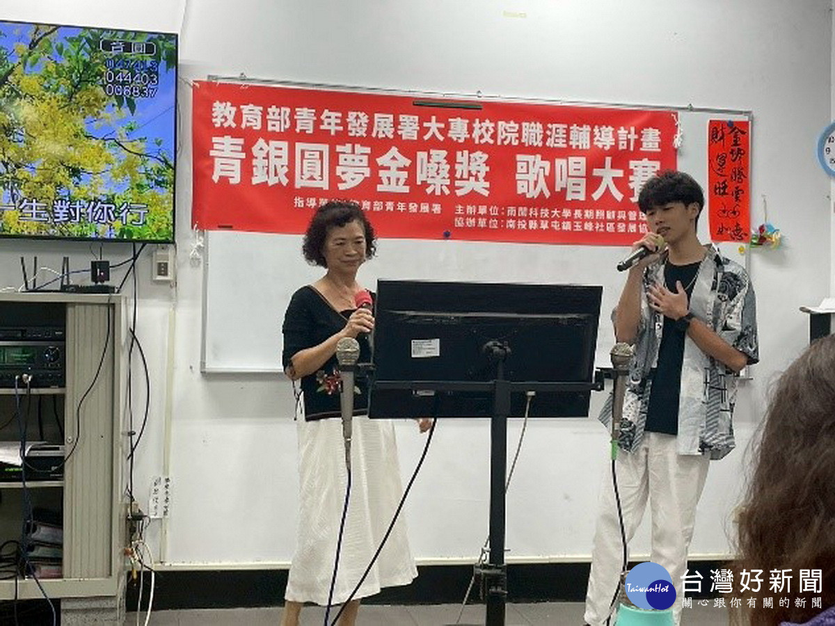 青銀合唱的畫面十分溫暖。（南開科大提供）
