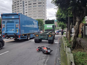 一名騎乘普重機車的外籍移工因無照上路，誤闖大貨車視線死角而遭輾過，當場OHCA送醫不治。