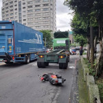 一名騎乘普重機車的外籍移工因無照上路，誤闖大貨車視線死角而遭輾過，當場OHCA送醫不治。