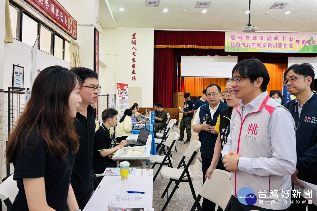 桃園市政府秘書長溫代欣出席「職涯攜手 一鹿相伴」徵才活動。<br />
