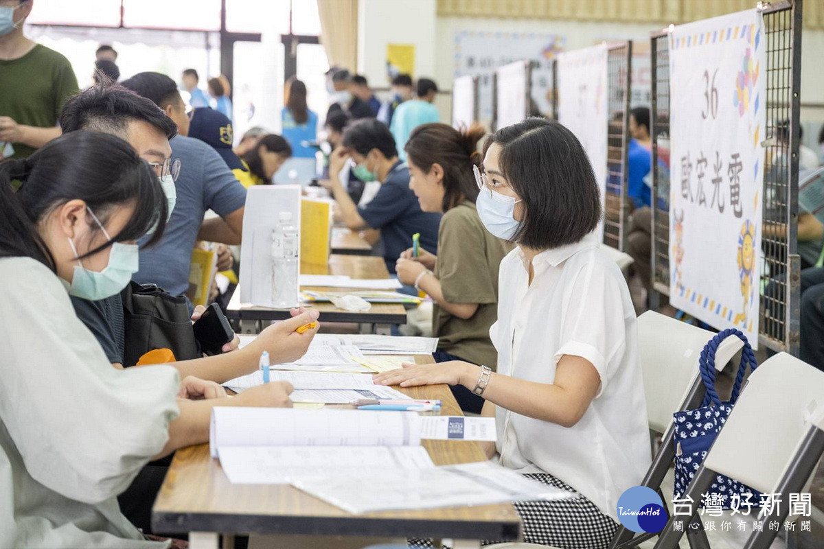 桃園市政府就業職訓服務處攜手退輔會職訓中心舉辦「職涯攜手 一鹿相伴」徵才活動。<br />
