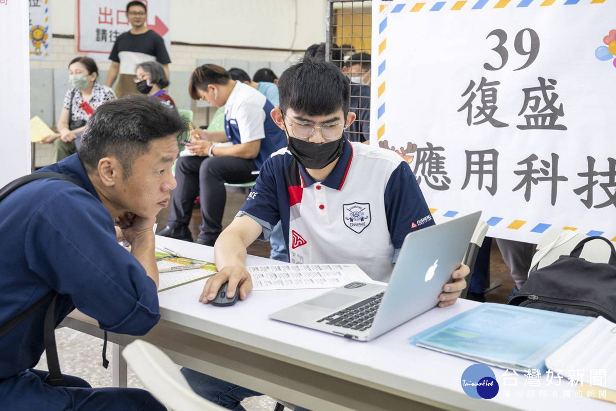 桃園市政府就業職訓服務處攜手退輔會職訓中心舉辦「職涯攜手 一鹿相伴」徵才活動。<br />
