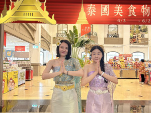 許多女孩到泰國必拍的泰服美照，現在在中友百貨也能體驗。