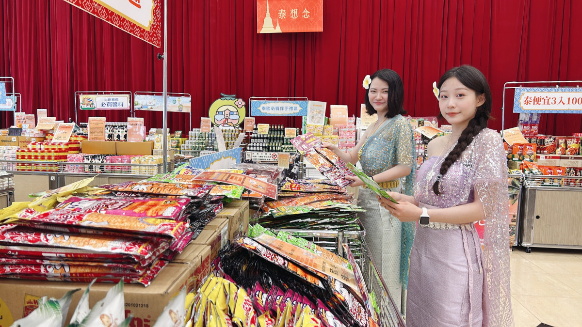 中友百貨特別舉辦泰國美食物產展，將泰國當紅零食、伴手禮、果乾、飲品等齊聚一堂。