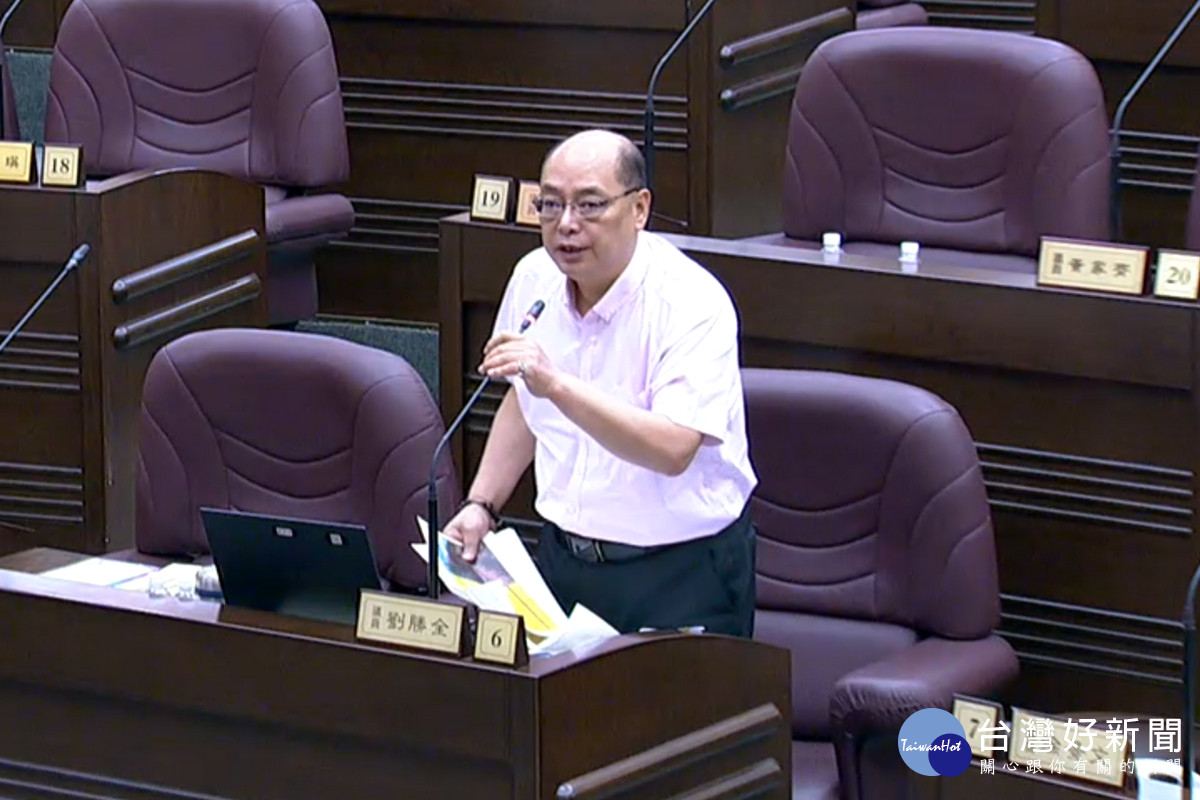 桃園市議員劉勝全於議事堂上進行市政總質詢。<br />
