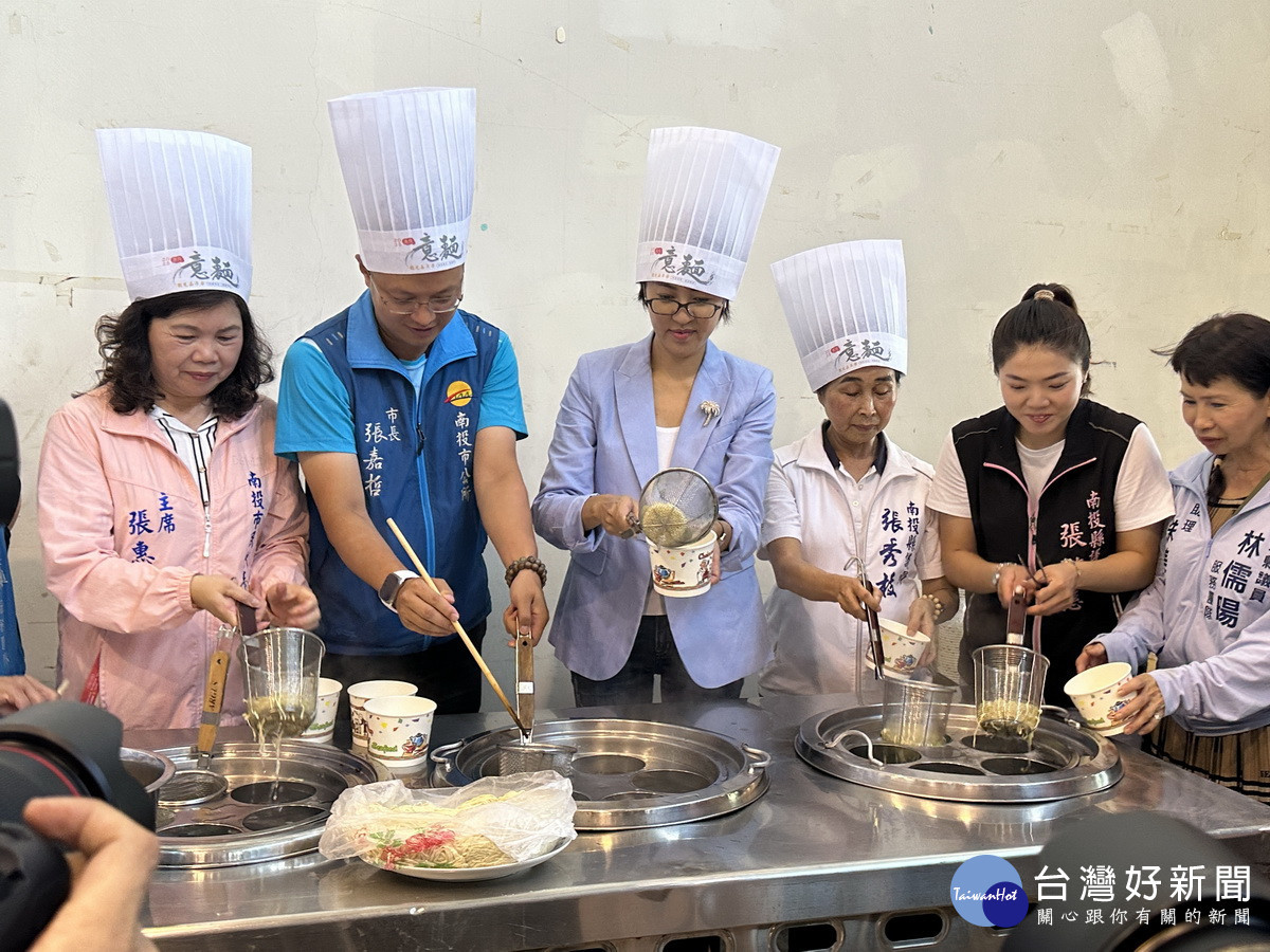 許淑華在摵仔麵時手法非常熟練。（記者扶小萍攝）
