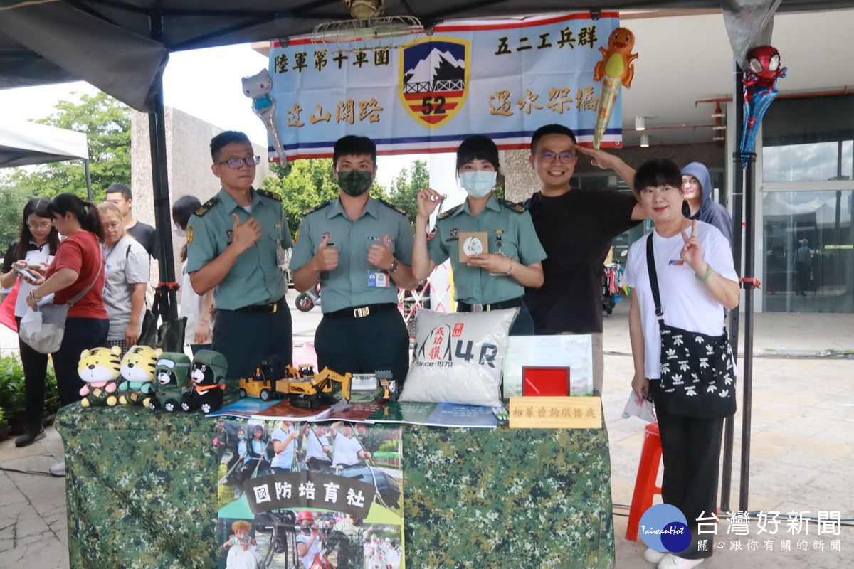 第十軍團五二工兵群也配合一同來宣導徵才。（記者扶小萍攝）