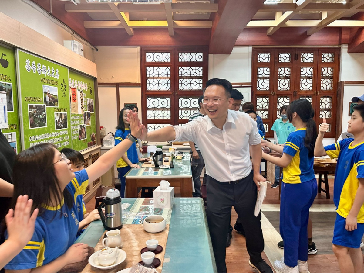 18個人的畢業典禮      蘇俊賓與同學相約藏茶10年