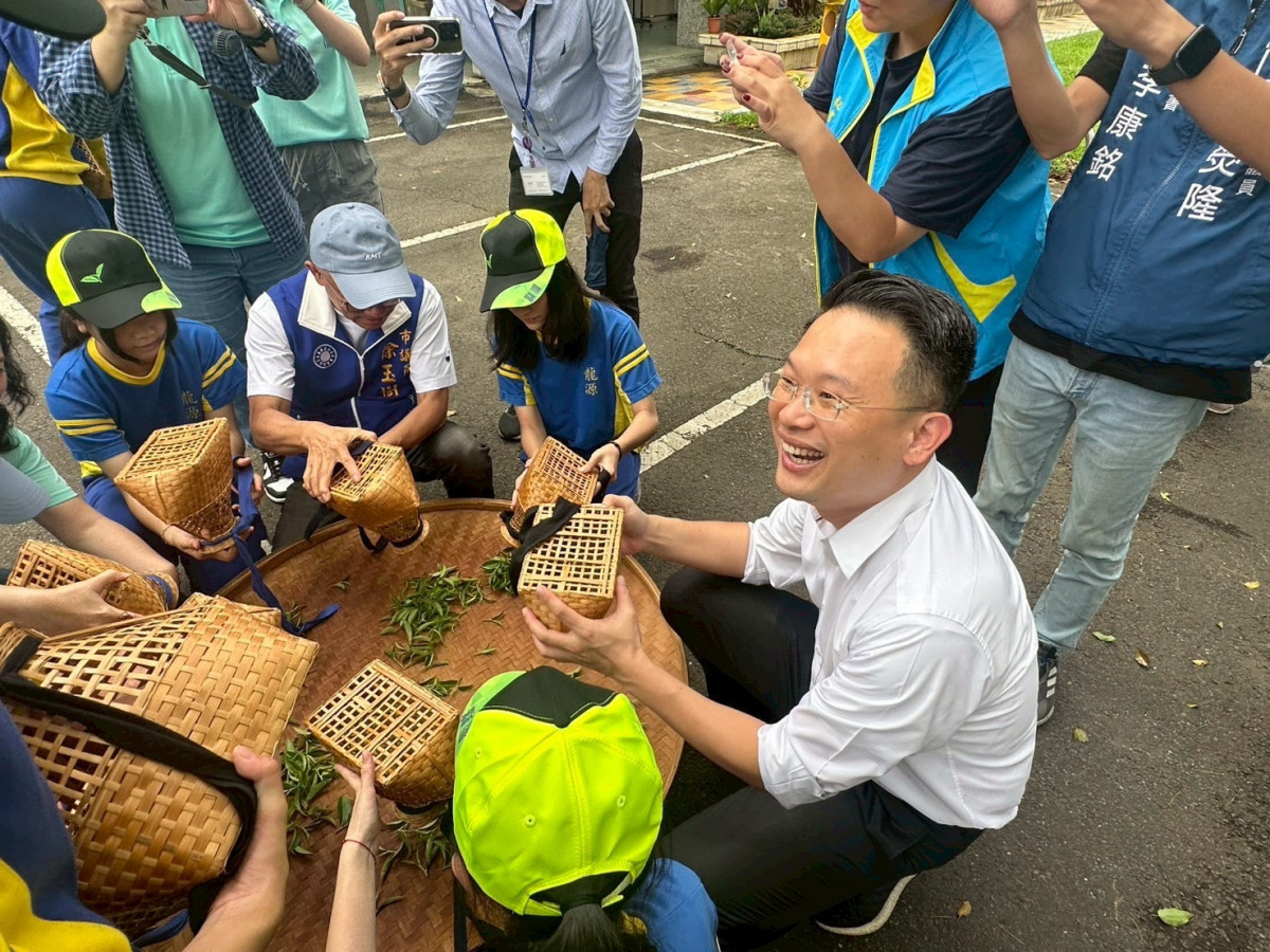 18個人的畢業典禮      蘇俊賓與同學相約藏茶10年