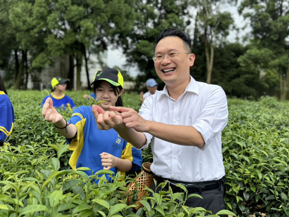 18個人的畢業典禮      蘇俊賓與同學相約藏茶10年