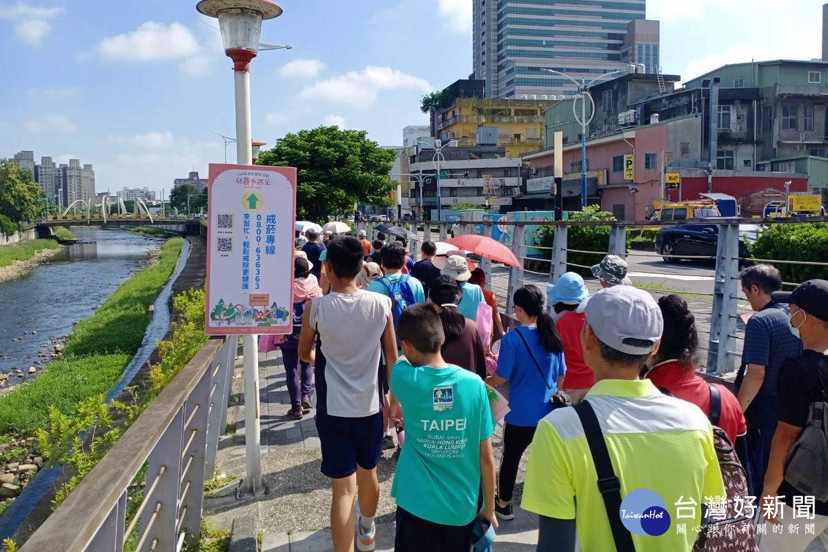 桃園市政府衛生局舉辦「菸霧不迷茫．小紅帽奇遇記」拒菸健走活動。