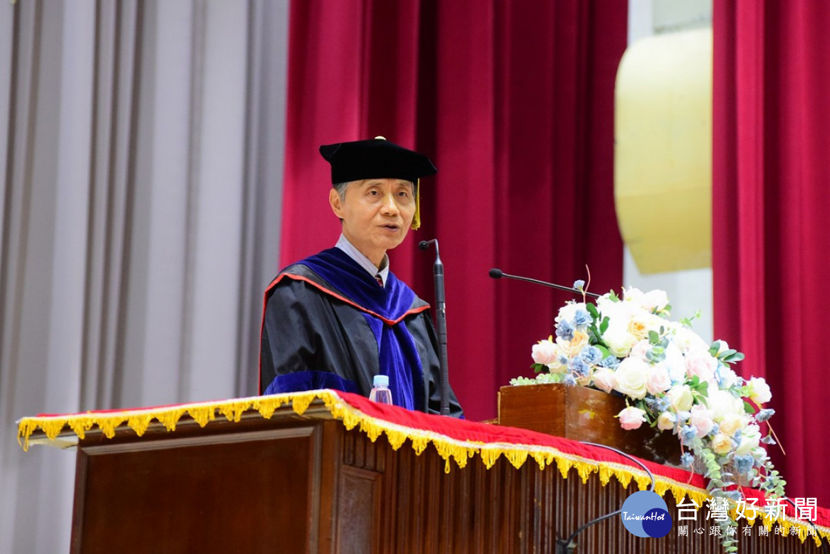 中原大學校長李英明致詞，期勉畢業生秉持全人教育精神，追求真正有價值的人生。