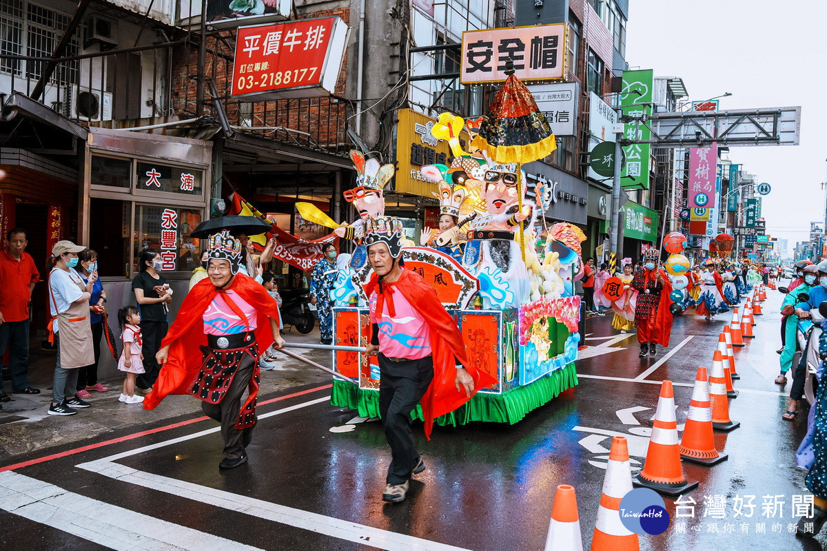 千人踩街打造流動舞台，閩南文化走入桃園街頭。<br />
