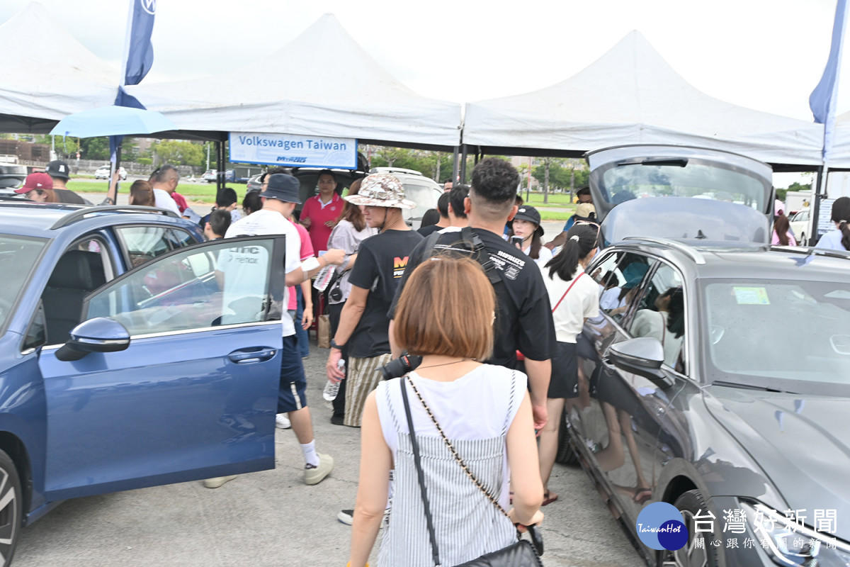 民眾排隊參加「路上尋寶：福斯車拍照比賽」及打卡送精美贈品活動／陳致愷攝影<br />
<br />
