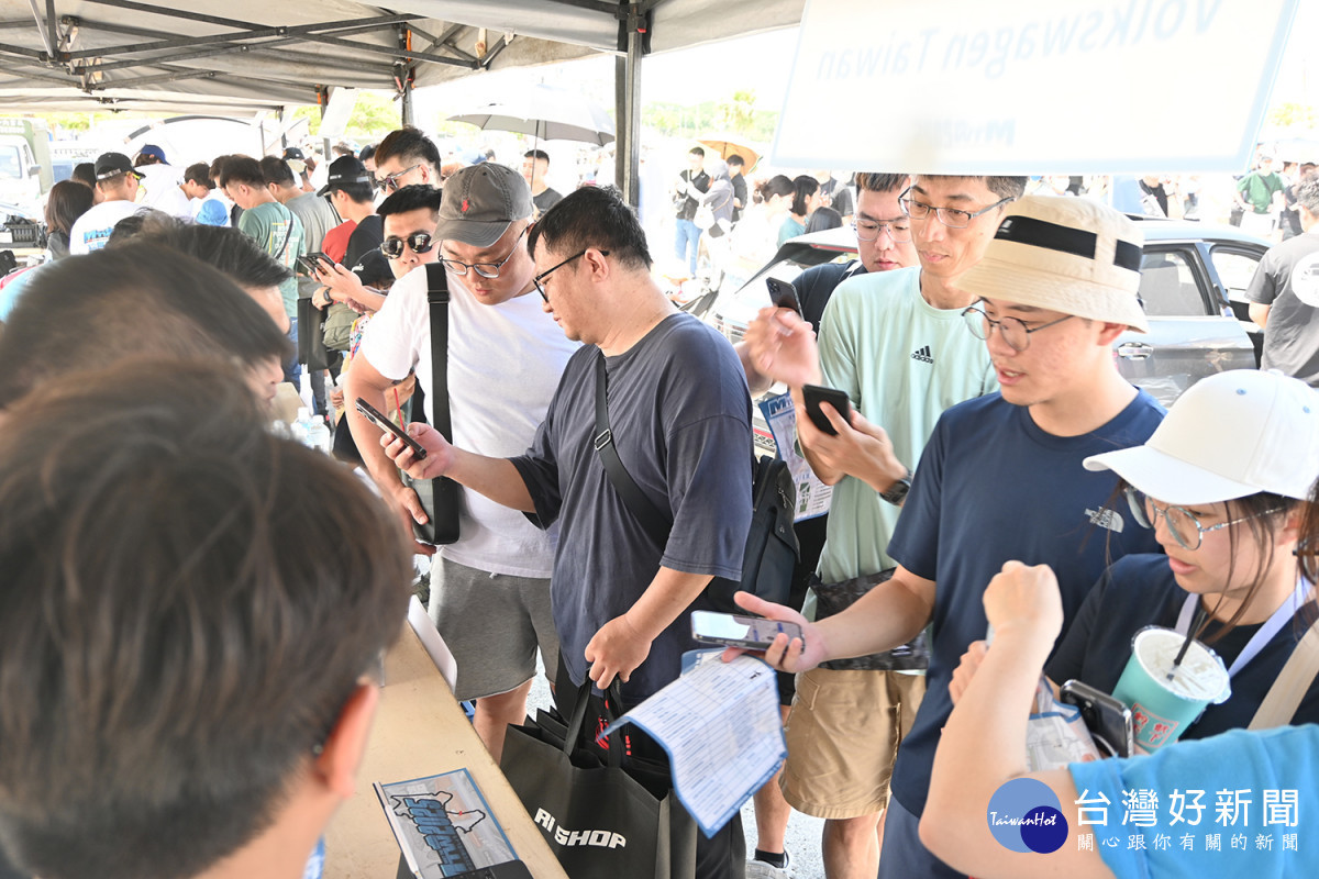 民眾排隊參加「路上尋寶：福斯車拍照比賽」及打卡送精美贈品活動／陳致愷攝影