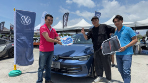 福斯彰雲嘉經銷商宗承汽車推出「下訂送Switch2」活動吸引現場民眾排隊賞車／陳致愷攝影