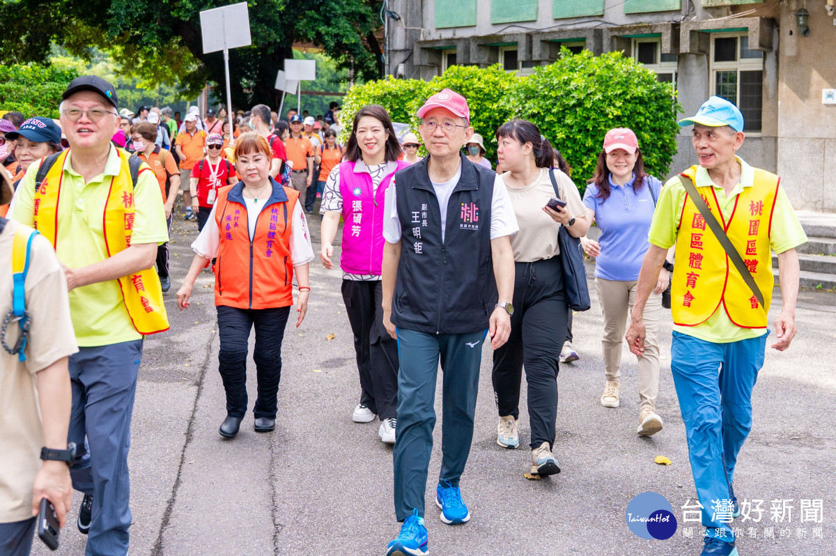 王副市長與市民一同健行。