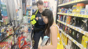 港姊來台參加畢業典禮走散，壢警迅速定位商圈助團聚。