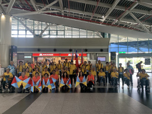 「高雄榮民之家」非洲鼓隊昨天在高鐵嘉義站快閃演出／高鐵嘉義站提供