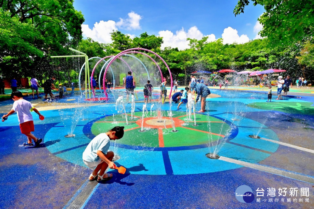 中科公園戲水區遊客同樂