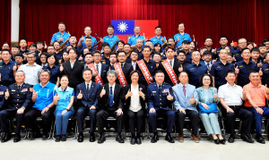 615愛在警察節向警察致敬，縣長王惠美表揚63位績優警察同仁。圖／記者鄧富珍攝