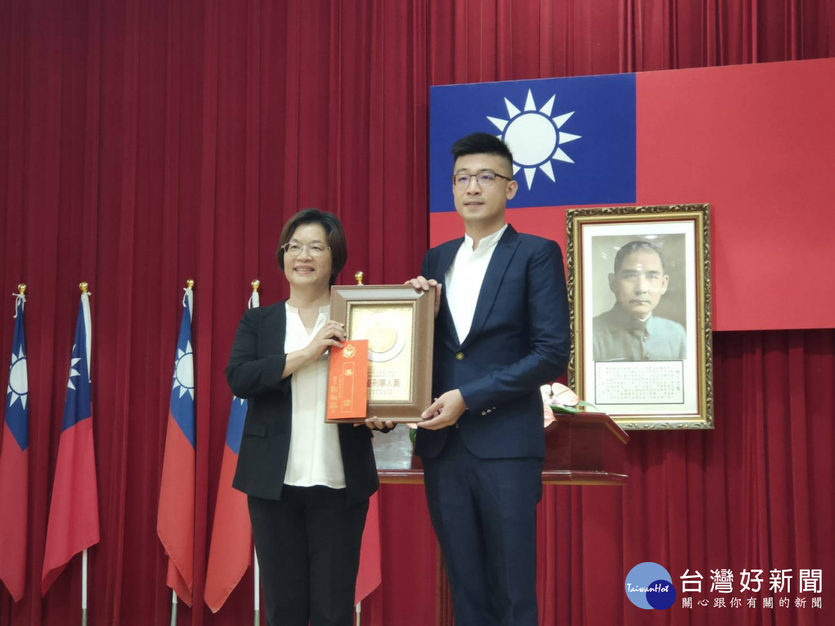 615愛在警察節向警察致敬，縣長王惠美表揚63位績優警察同仁。圖／記者鄧富珍攝