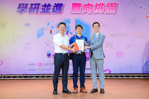 中原大學代表受獎，肯定在半導體實務人才培育上的傑出表現。(左起：蘇俊賓副市長、吳啟彬主任、閻亢宗主任秘書)