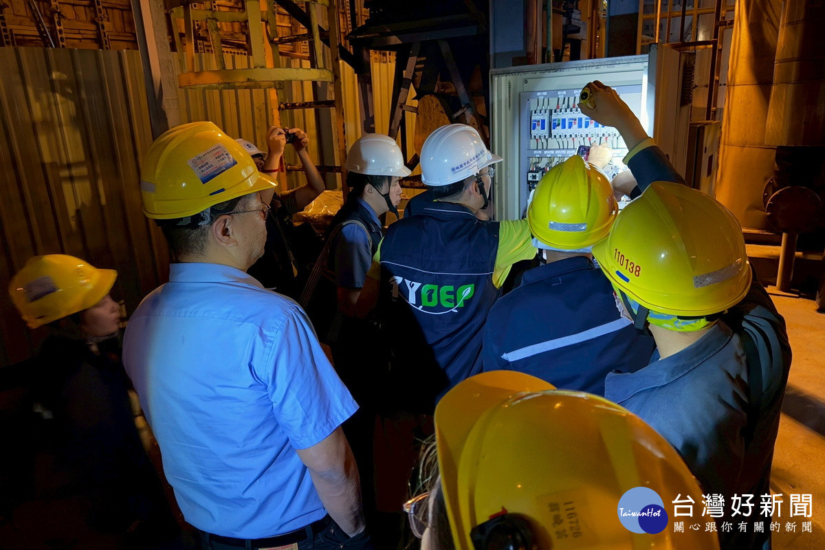 桃園市政府啟動「三安專案」突襲稽查中油桃煉廠-空污許可夜間稽查。<br />
