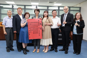 李盈箴獲音樂系榜首，許縣長特予表揚。（縣府提供）