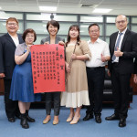 李盈箴獲音樂系榜首，許縣長特予表揚。（縣府提供）