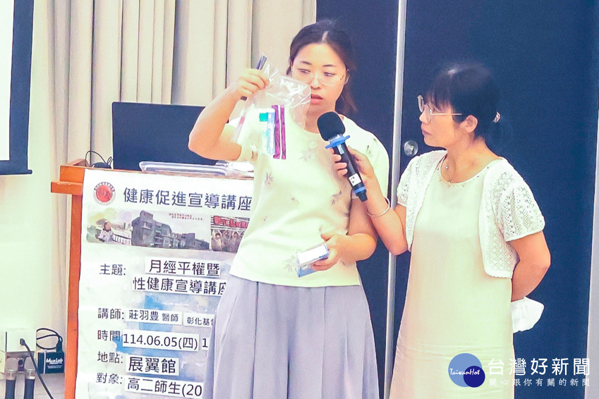  現場提供棉條、月亮杯等多樣生理用品，讓學生實際拆解、觀察，提升理解。圖／彰基醫院提供