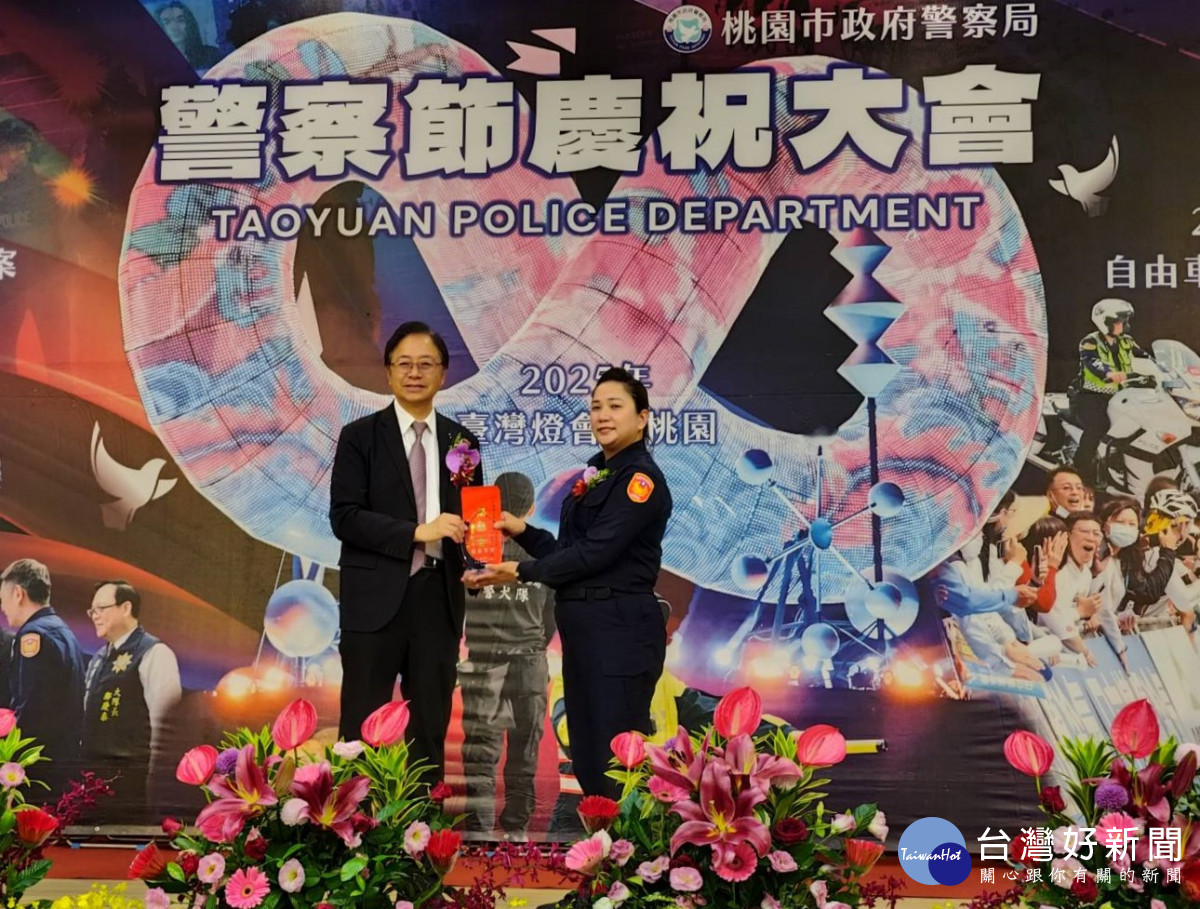 張市長表揚桃園分局偵查隊偵查佐張玉芬，榮獲第61屆全國模範警察殊榮。