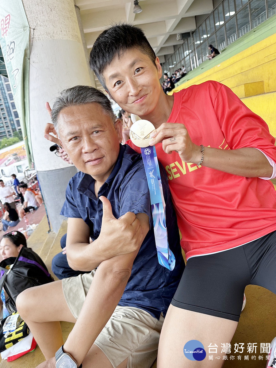 楊玉帆老師及他的恩師桃園國中游文龍教練<br />
