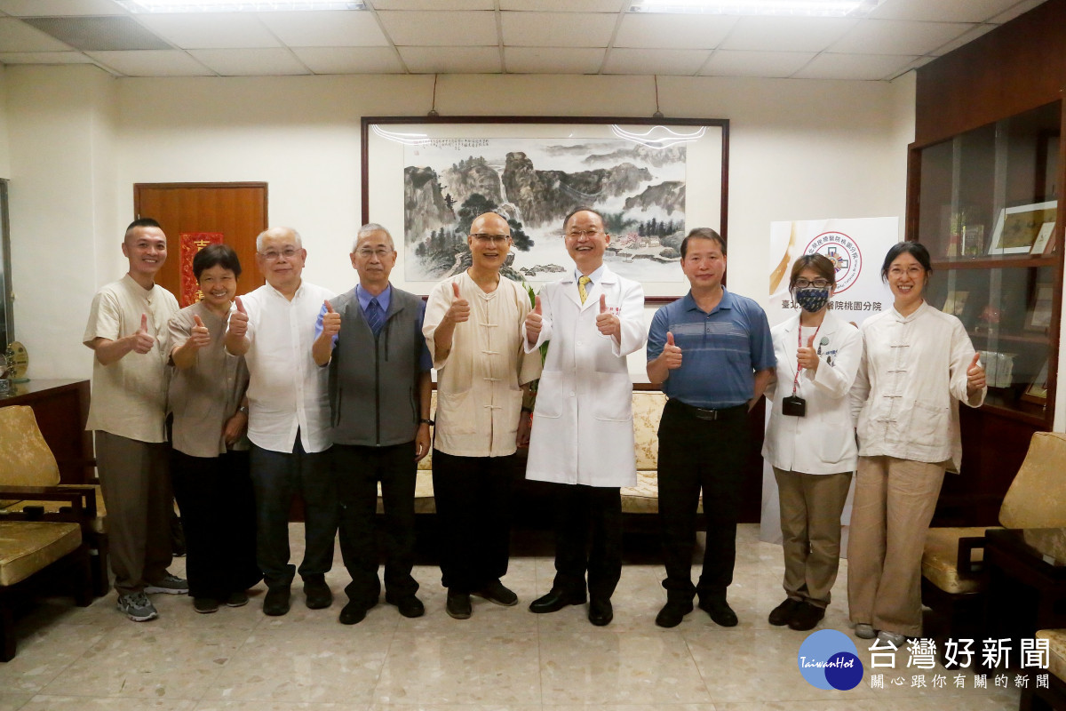 北榮桃園分院院長彭家勛(右4)與社團法人台北市佛教正覺同修會及財團法人正覺教育基金會等多位代表進行交流，開心合影。