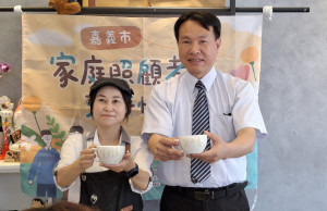 嘉基副院長劉中賢(右)與玉津咖店長陳雅雯一起邀請家庭照顧者來喘息咖啡休憩片刻／嘉基醫院提供