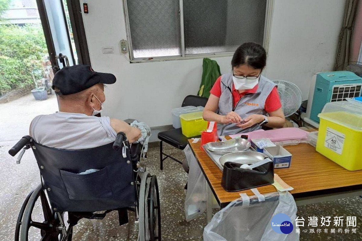 衛生局鼓勵尚未接種或尚未完成第二劑接種之符合資格者，善加利用假日時段儘速完成接種。<br />
