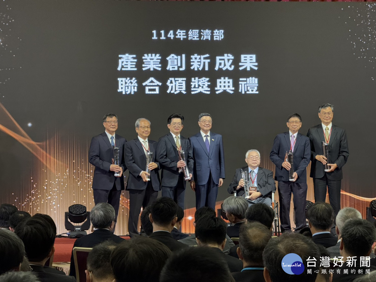 經濟部「國家產業創新獎」頒獎典禮，中原大學講座教授張雍(左3)實現生醫材化前瞻應用，獲頒「產學貢獻獎」