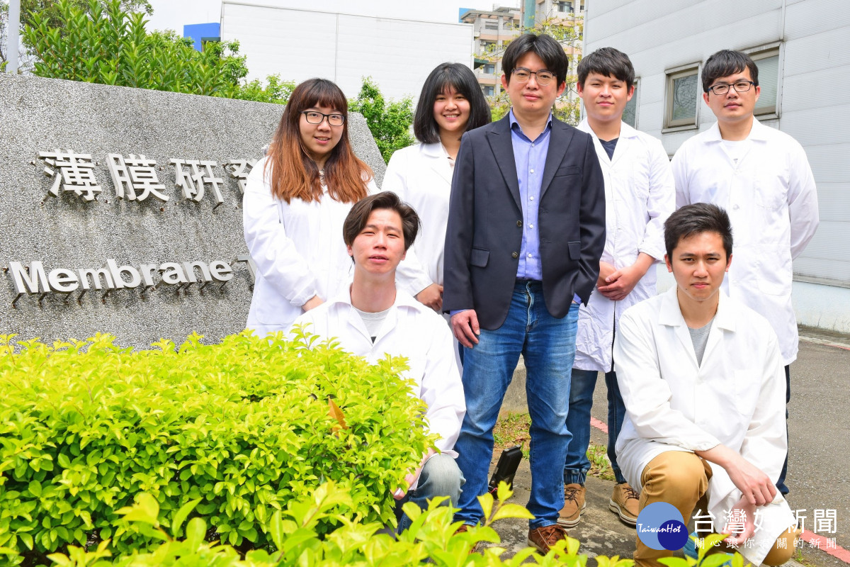 張雍教授(中)不僅帶領中原大學薄膜研發躋身全球一流學科，更積極培育未來科技人才。