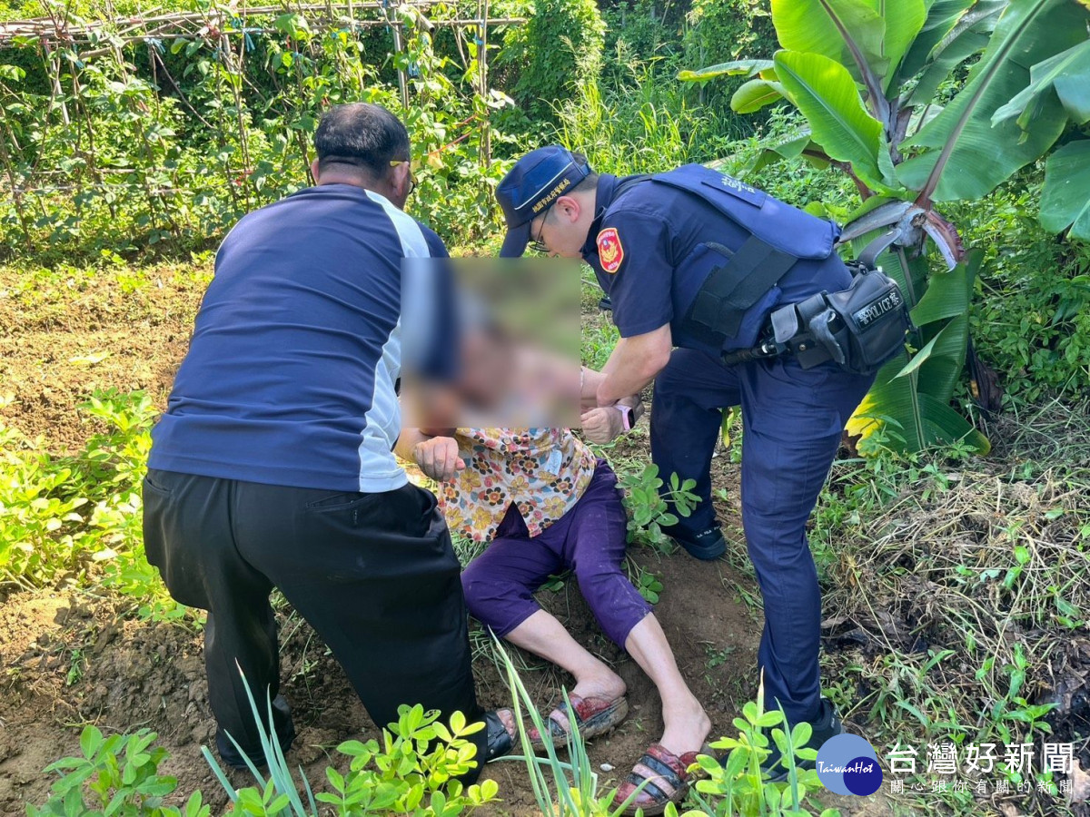 失智老婦清晨倒臥田埂旁，平鎮警及時救援助返家。