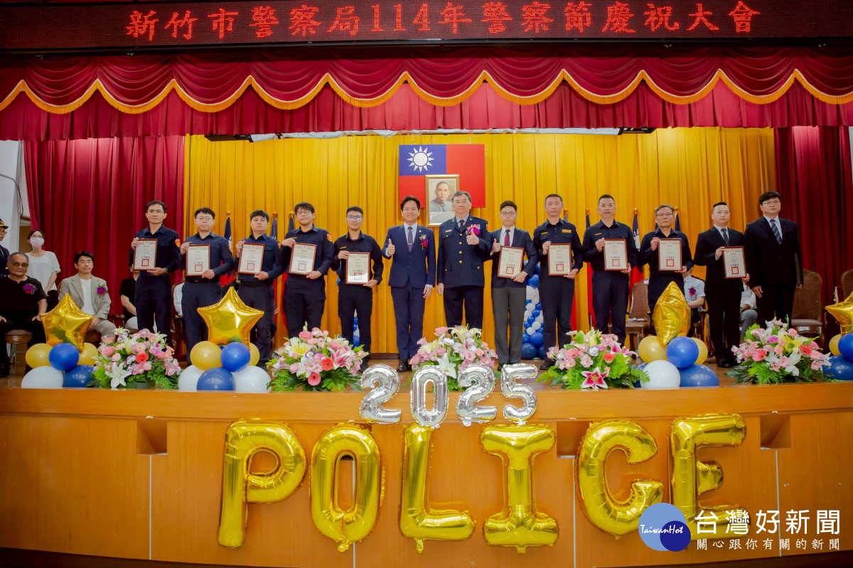 邱臣遠代理市長表揚模範績優員警，向守護城市的英雄致敬。